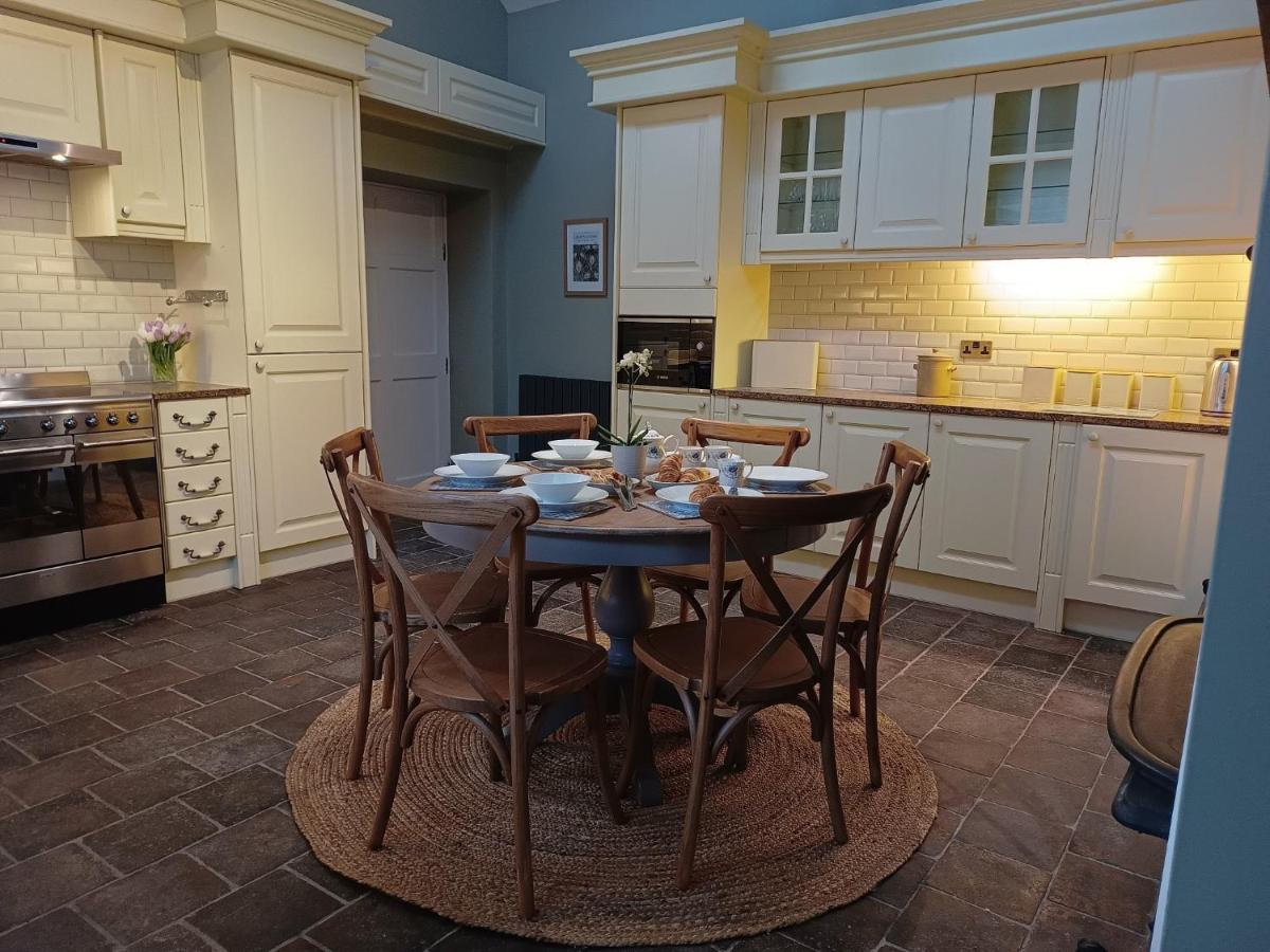 The West Wing At Eriviat Hall Hot Tub Henllan  Екстериор снимка