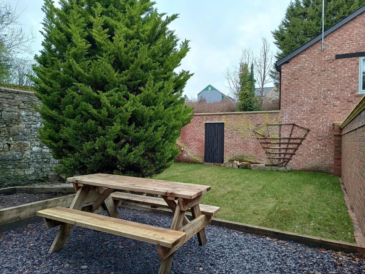 The West Wing At Eriviat Hall Hot Tub Henllan  Екстериор снимка
