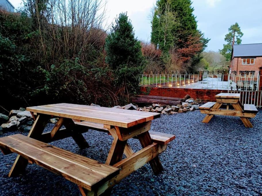 The West Wing At Eriviat Hall Hot Tub Henllan  Екстериор снимка