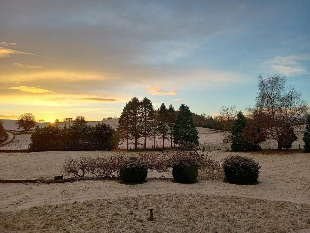 The West Wing At Eriviat Hall Hot Tub Henllan  Екстериор снимка
