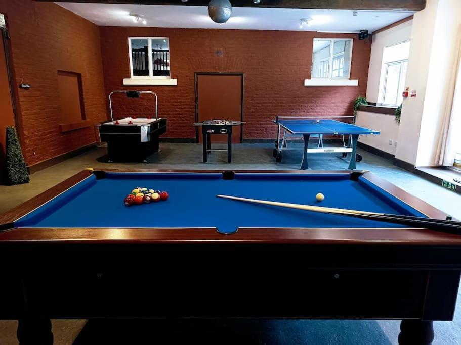 The West Wing At Eriviat Hall Hot Tub Henllan  Екстериор снимка