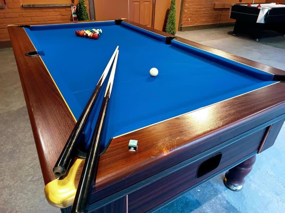 The West Wing At Eriviat Hall Hot Tub Henllan  Екстериор снимка