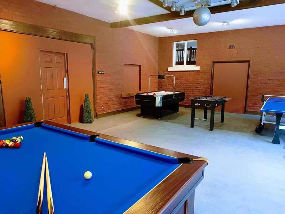The West Wing At Eriviat Hall Hot Tub Henllan  Екстериор снимка