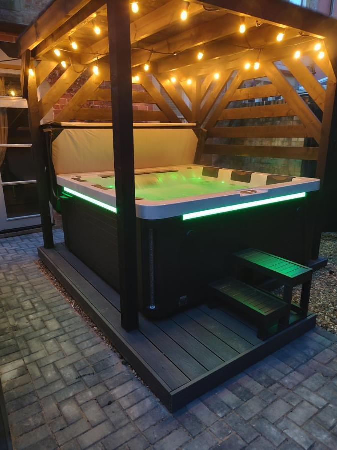 The West Wing At Eriviat Hall Hot Tub Henllan  Екстериор снимка